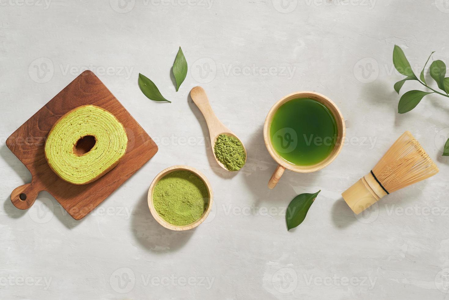 pasteles de rollo japonés matcha baumkuchen verde con matcha, enfoque selectivo foto