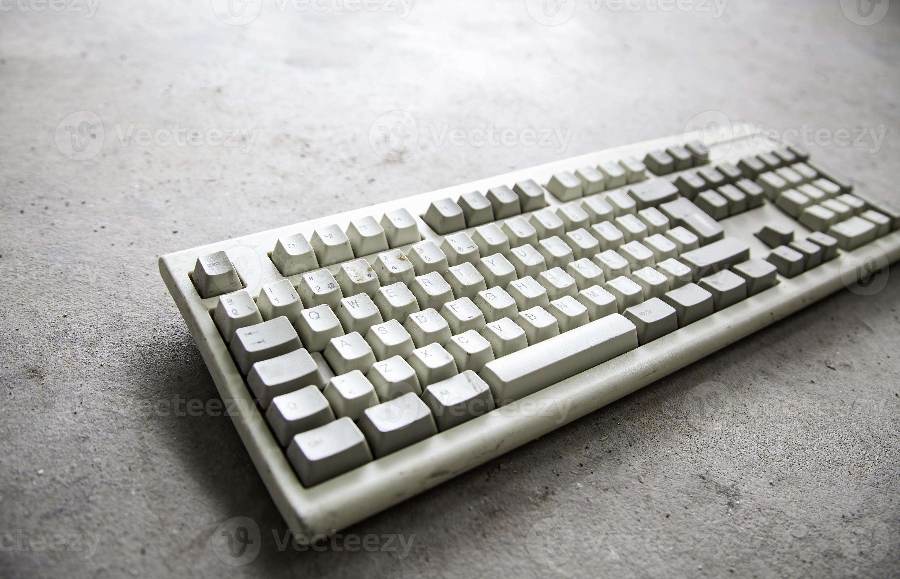Old pc keyboard in the trash 12727310 Stock Photo at Vecteezy