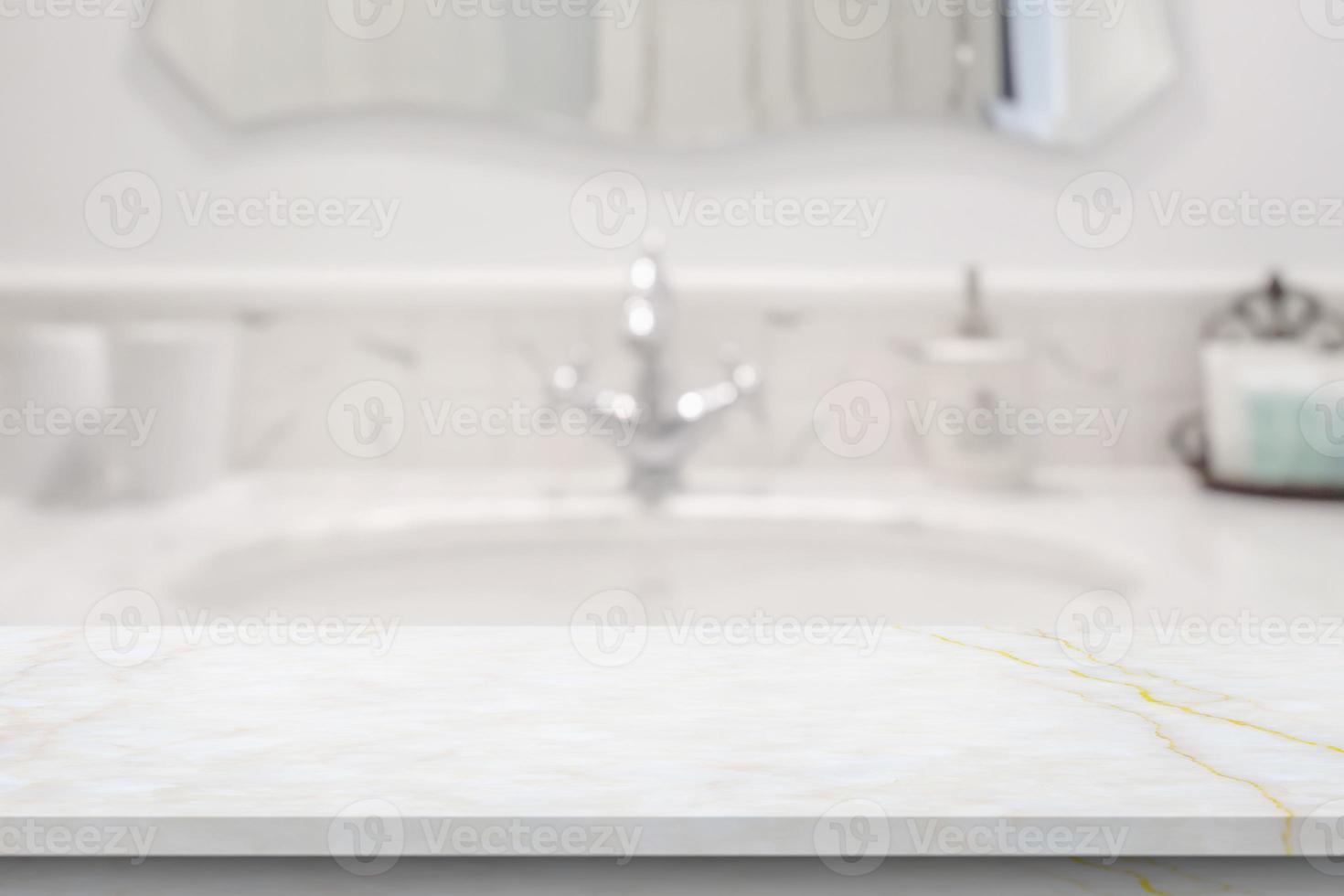 mesa de mármol blanco vacía con fondo de baño borroso foto