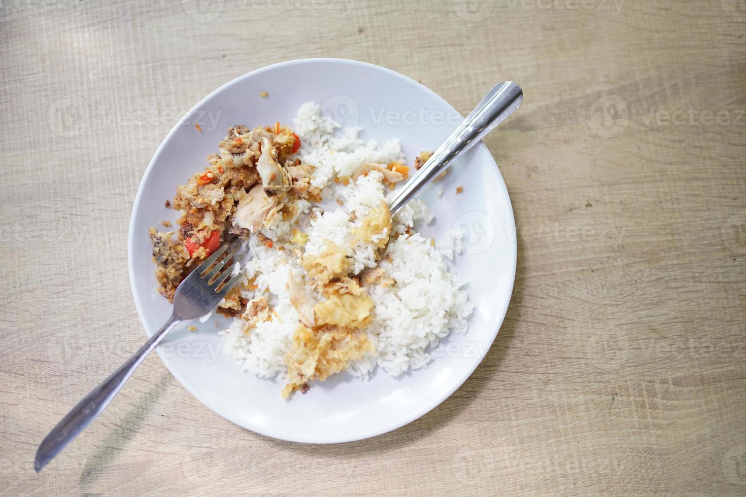 geprek chicken with warm white rice on wooden background photo