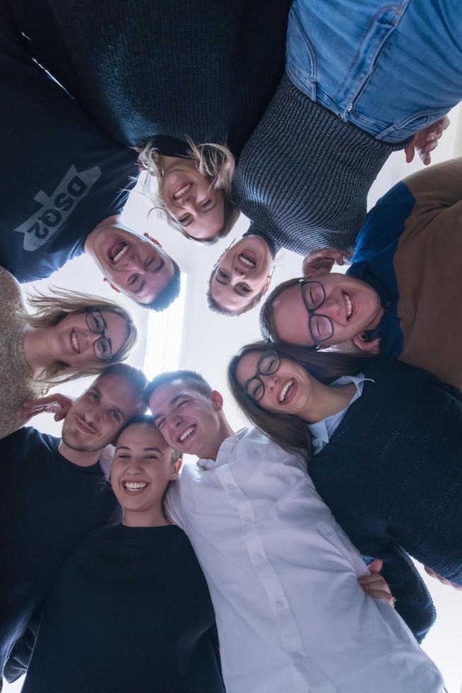 estudiantes celebrando proyecto terminado con éxito foto