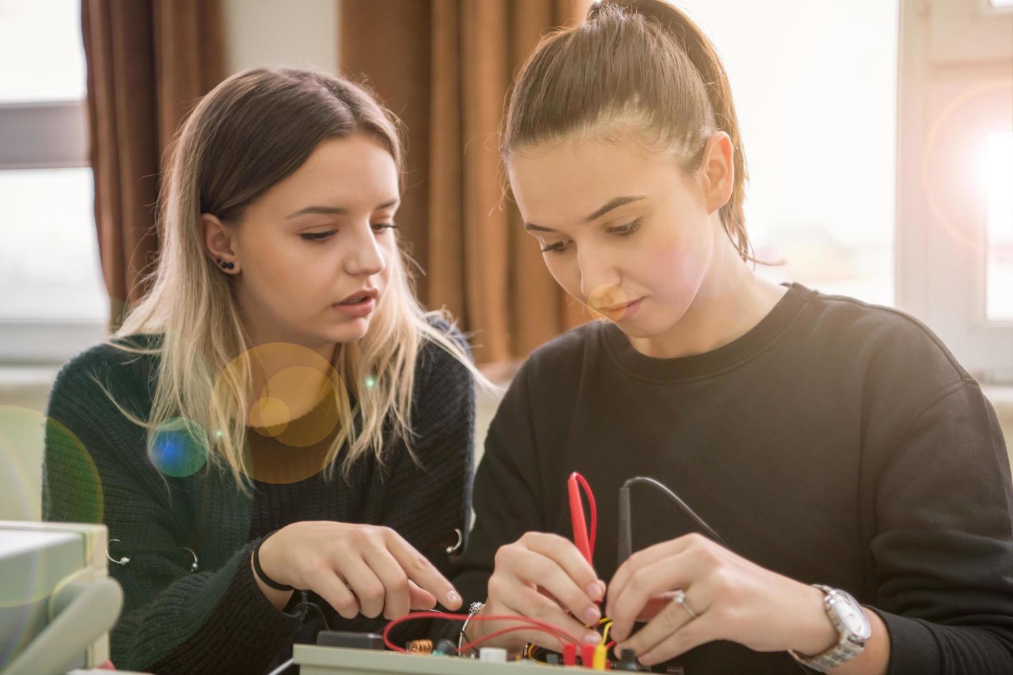 estudiantes practicando en el aula electrónica foto