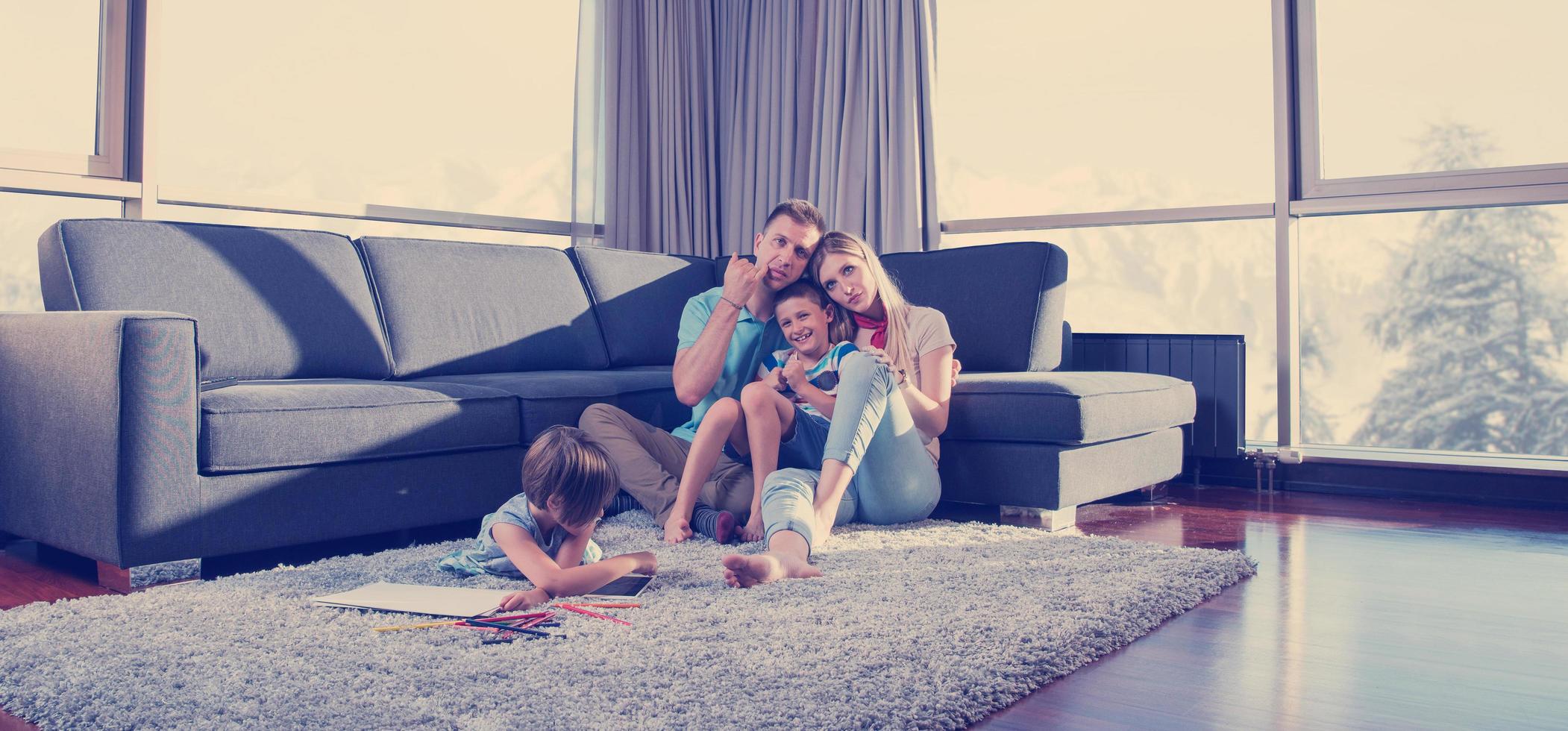 pareja joven pasando tiempo con niños foto