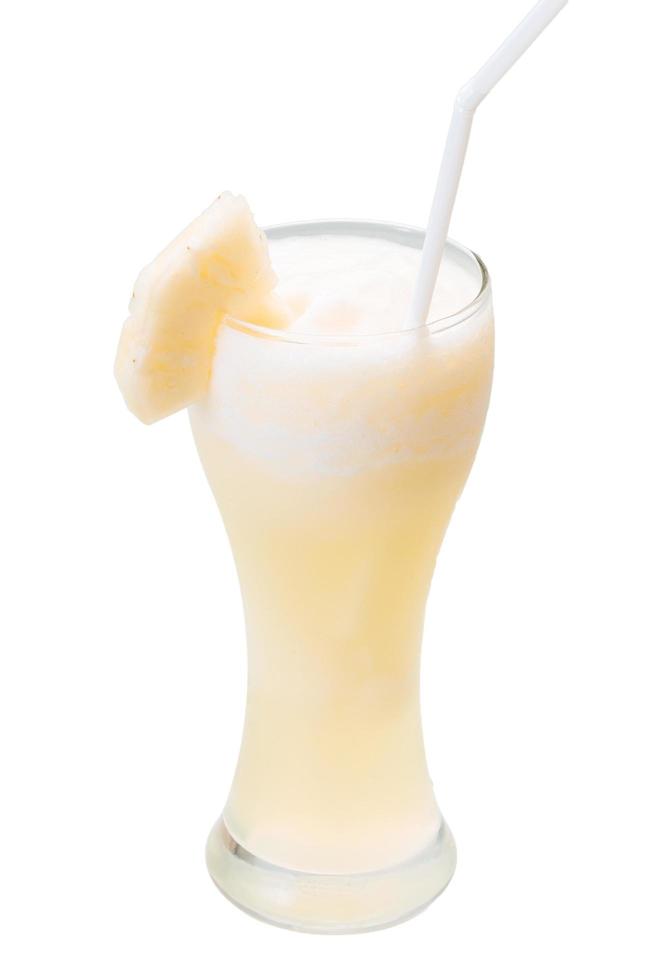 jugo de piña en blanco foto