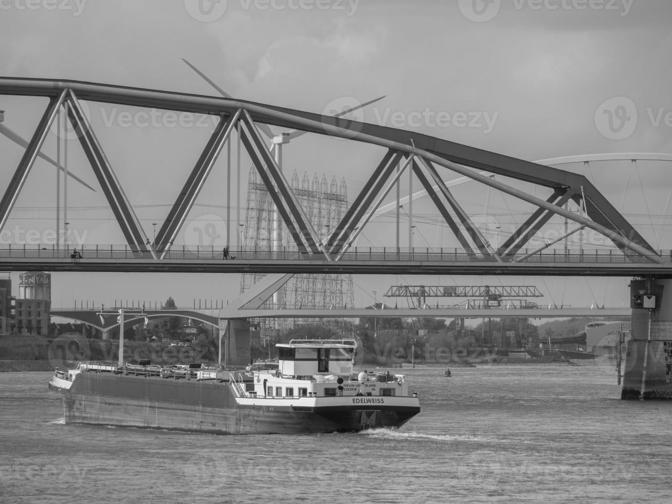 la ciudad de nijmegen en el río waal en los países bajos foto