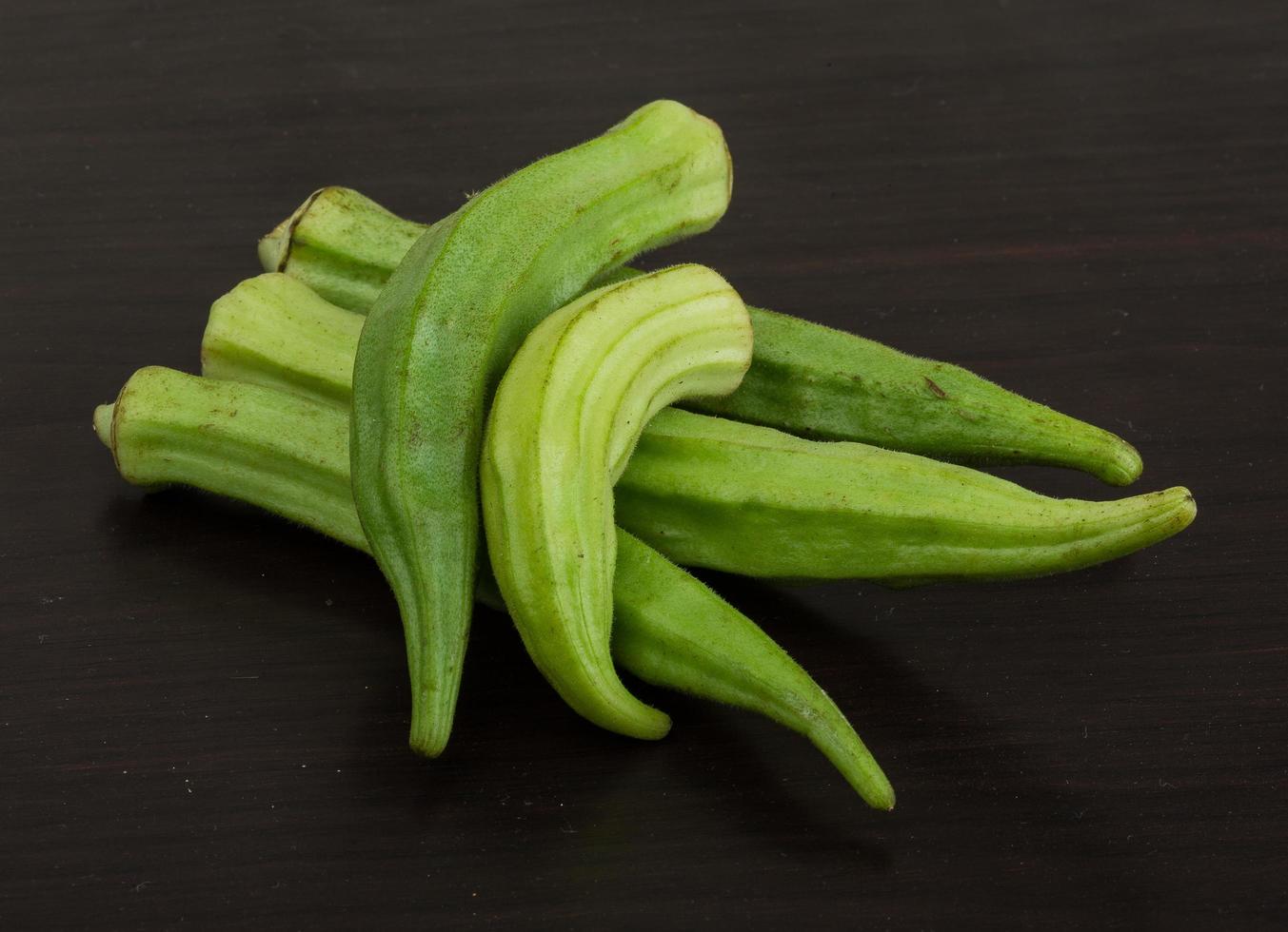 verduras de okra en madera foto