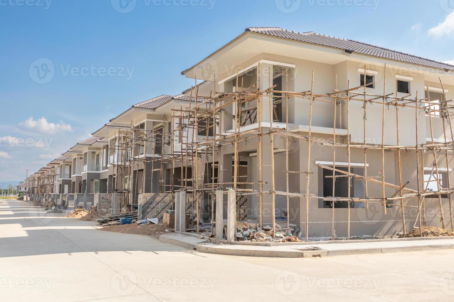 Construcción de nueva casa residencial en progreso en el desarrollo de la urbanización del sitio de construcción foto