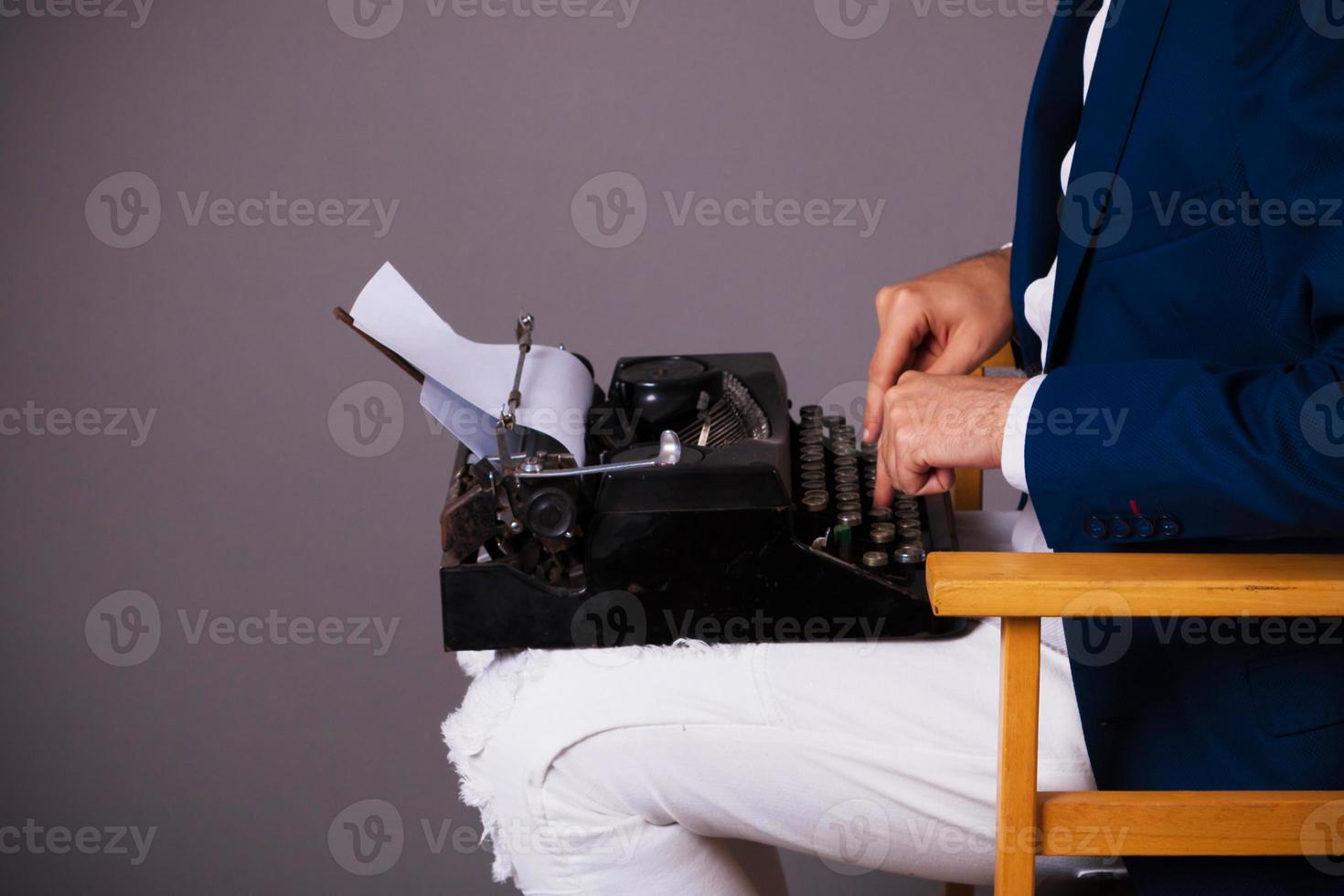 hombre irreconocible usando máquina de escribir. foto