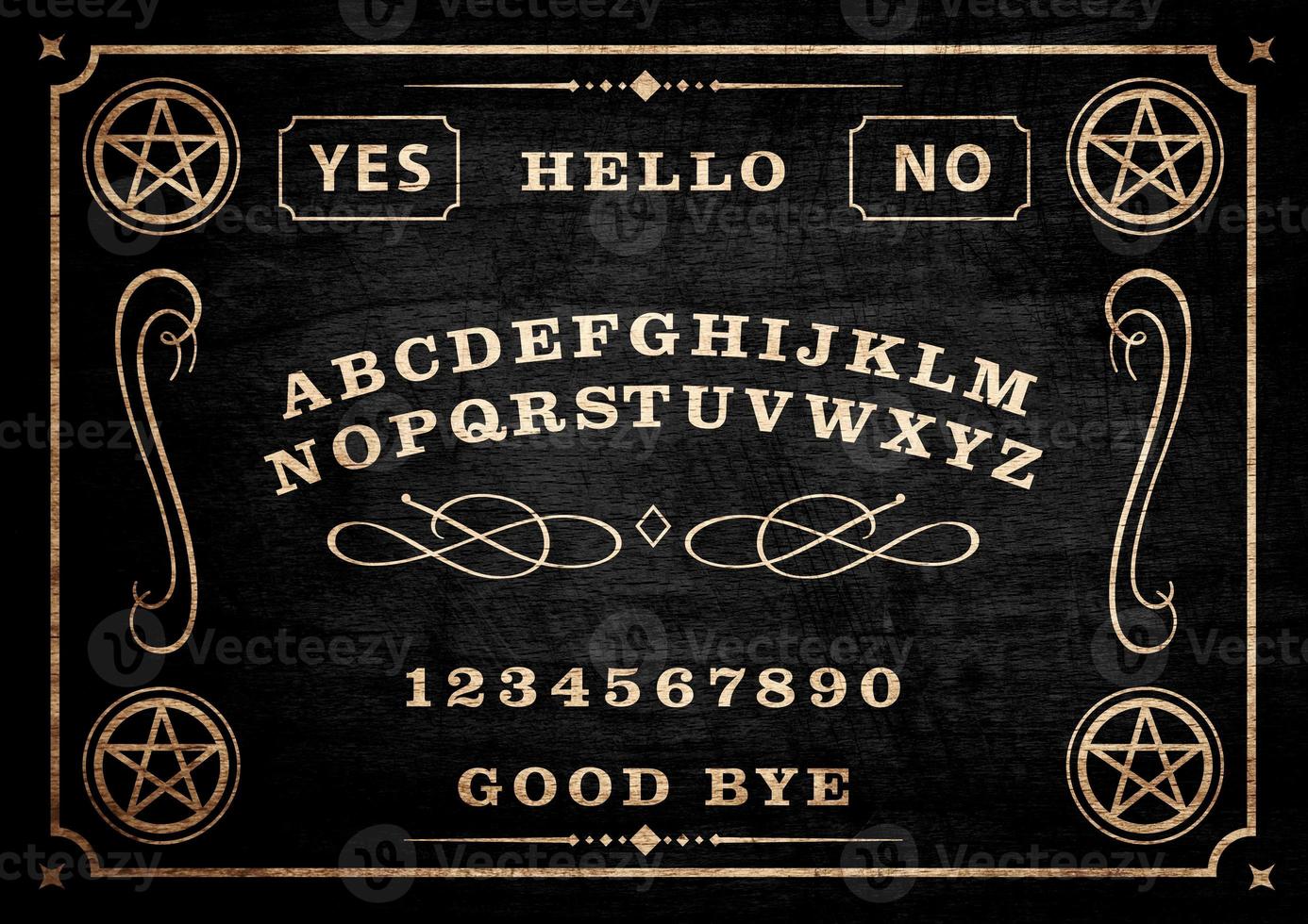 planchette de tablero de ouija en textura de madera. cartel con juego de fantasmas. juego de halloween con llamas de almas y demonios. cartel de fiesta gráfico, tipografía, alfabeto, letras, números. foto