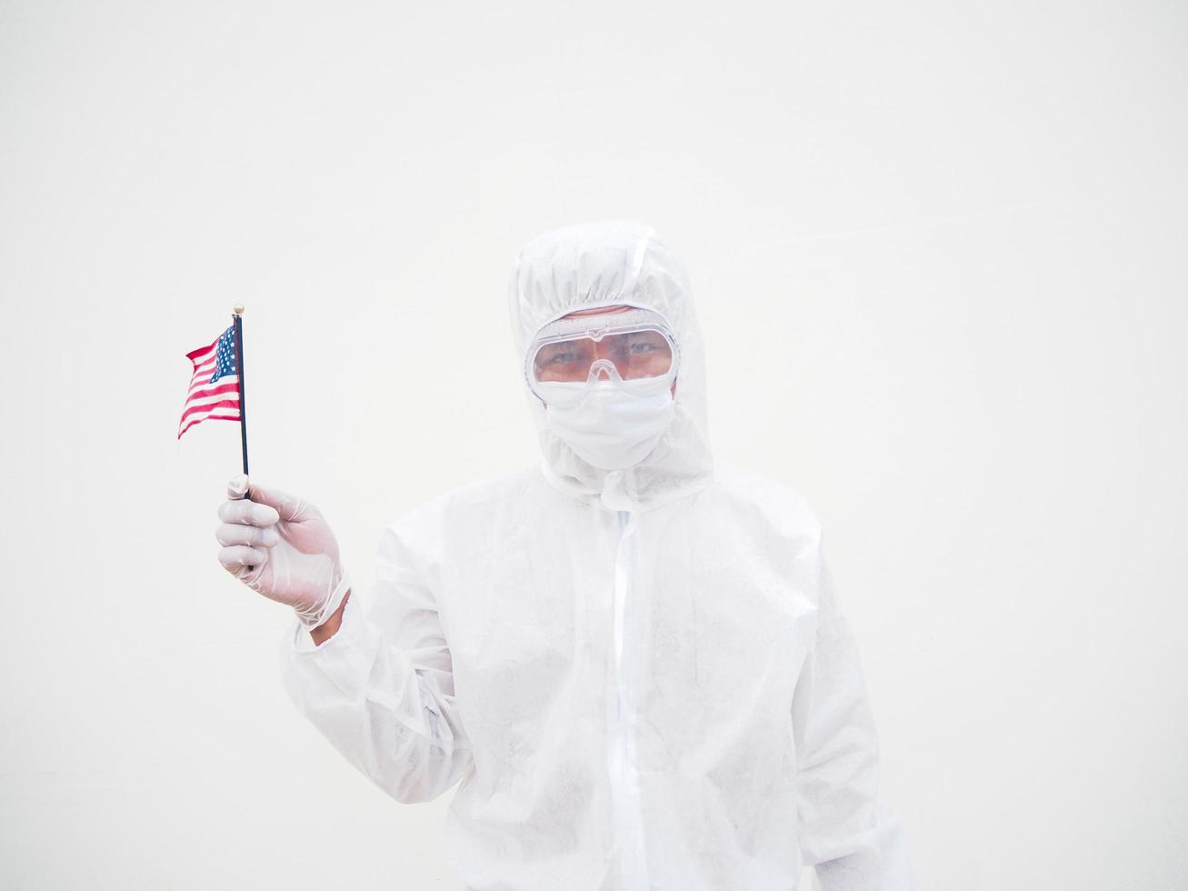 retrato de médico o científico en uniforme de suite ppe con bandera nacional de los estados unidos de américa. covid-19 concepto aislado fondo blanco foto