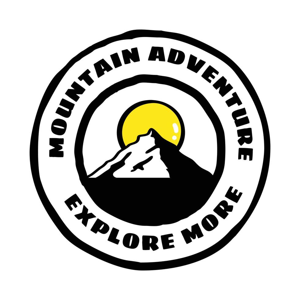 insignia vintage de aventura de montaña dibujada a mano, perfecta para logotipos, camisetas, prendas de vestir y otras mercancías vector