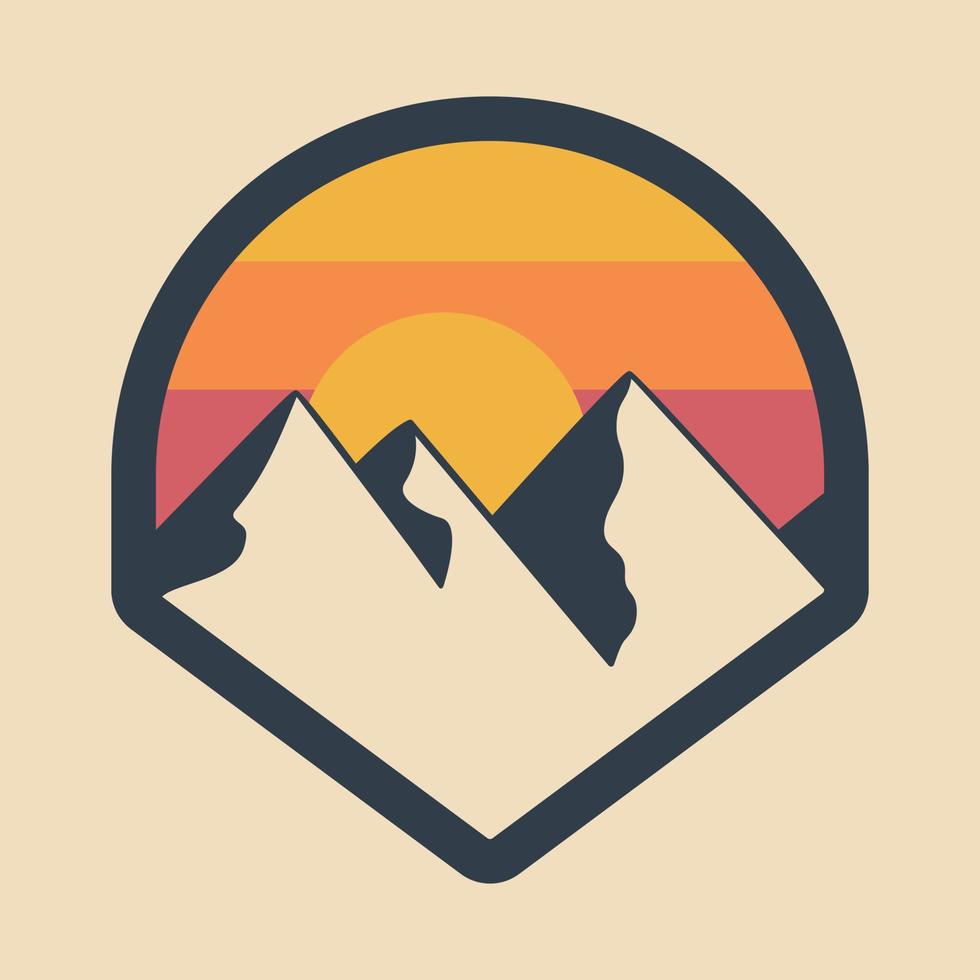 insignia de montaña simple dibujada a mano vintage, perfecta para logotipo, camisetas, prendas de vestir y otras mercancías 2 vector