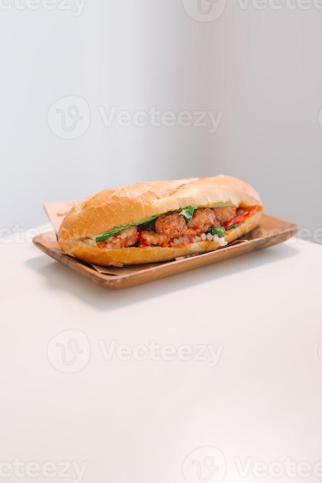 banh mi xiu mai es un popular sándwich de bola de cerdo con salsa de tomate en vietnam foto