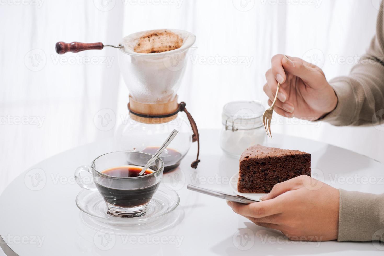 un joven está sentado en una cafetería tomando café y comiendo pastel. con  espacio de copia 12745003 Foto de stock en Vecteezy