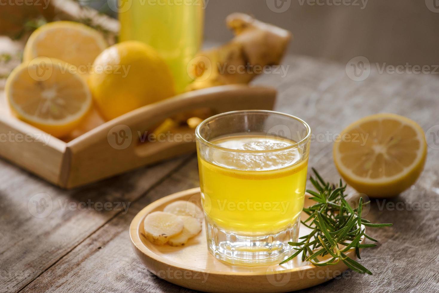 ginger ale - bebida casera de refresco orgánico de limón y jengibre, copie el espacio. foto