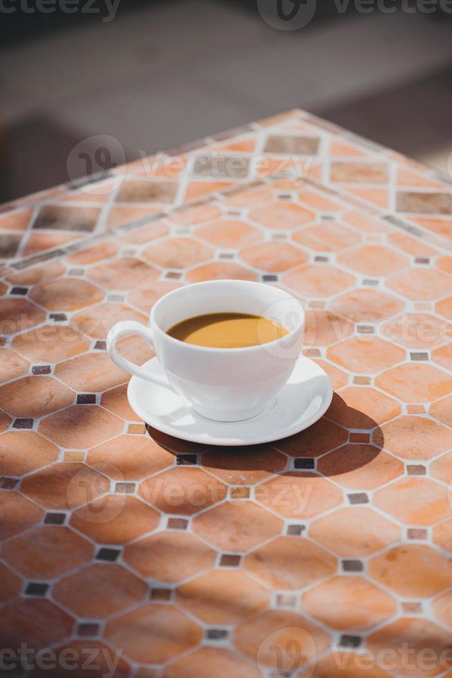 vaso de bebida caliente a la hora del desayuno, puede ser café o cacao. con un ambiente informal. sentirse relajado y cálido. foto