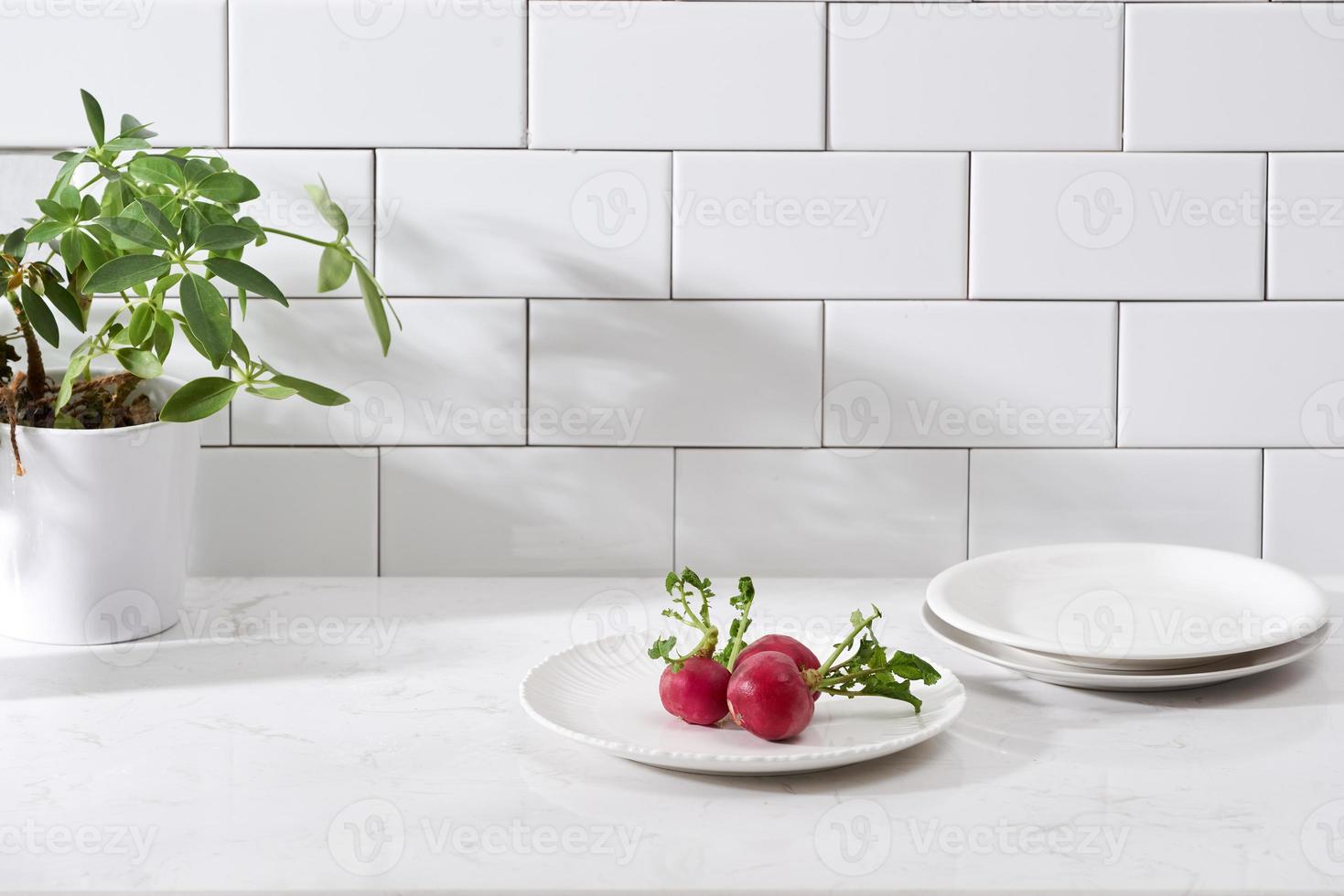 verduras frescas y utensilios para clases de cocina en mesa de madera foto