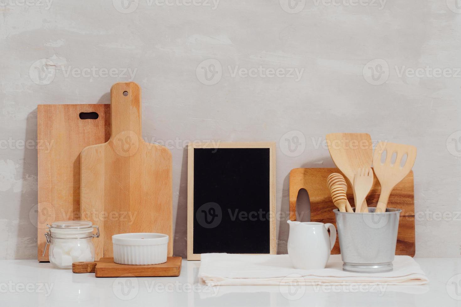 fondo de utensilios de cocina con un espacio en blanco para un texto, concepto de decoración de cocina casera, vista frontal foto