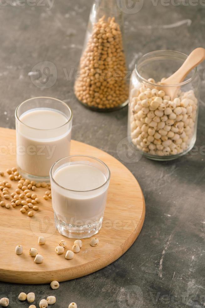 vasos de leche de semilla de loto y leche de soja en la mesa. foto