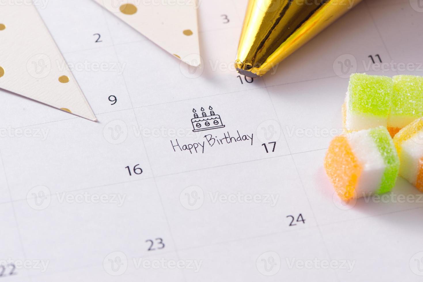 pastel de escritura en el calendario feliz cumpleaños foto