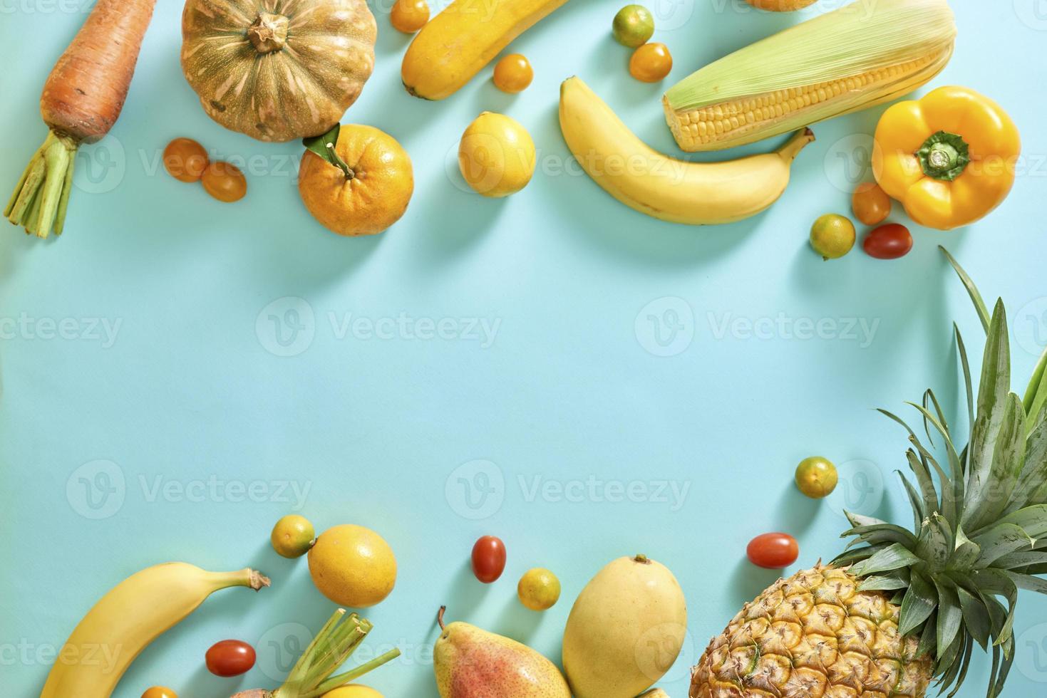 colección de frutas y verduras amarillas frescas en el fondo azul claro foto