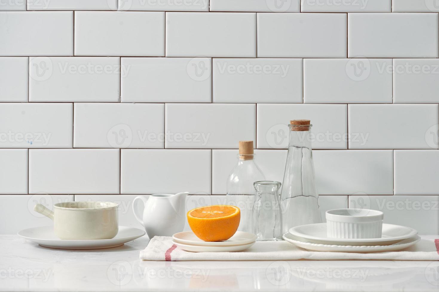 naranja en un plato sobre la mesa de la cocina foto