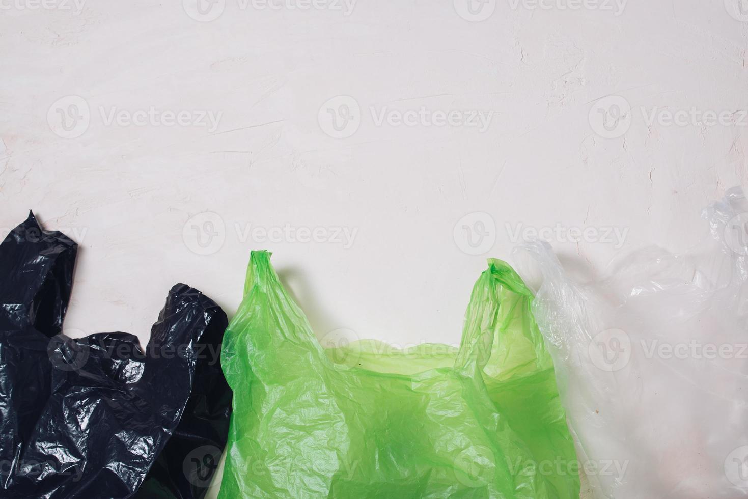 bolsas de plástico sobre fondo blanco foto