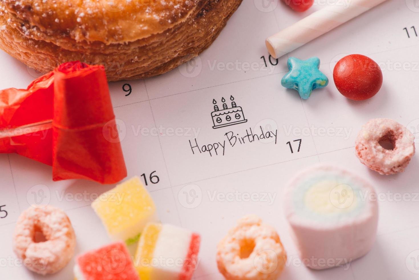 pastel de escritura en el calendario feliz cumpleaños foto