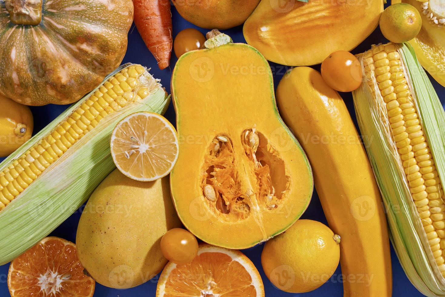colección de frutas y verduras amarillas frescas en el fondo azul 12746477  Foto de stock en Vecteezy