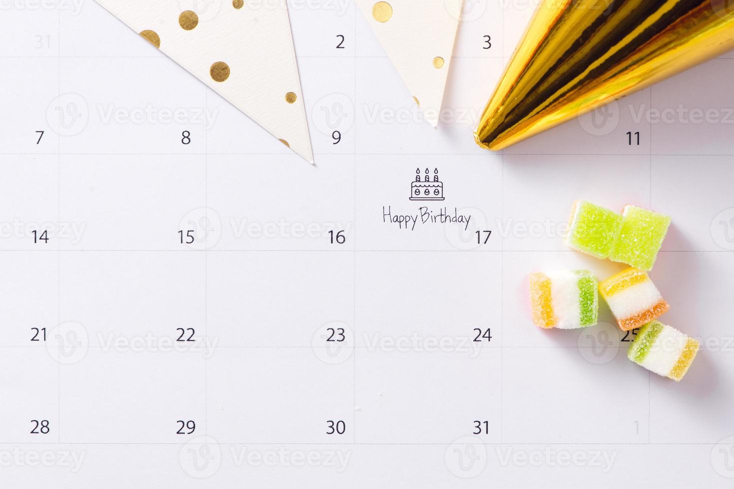 pastel de escritura en el calendario feliz cumpleaños foto