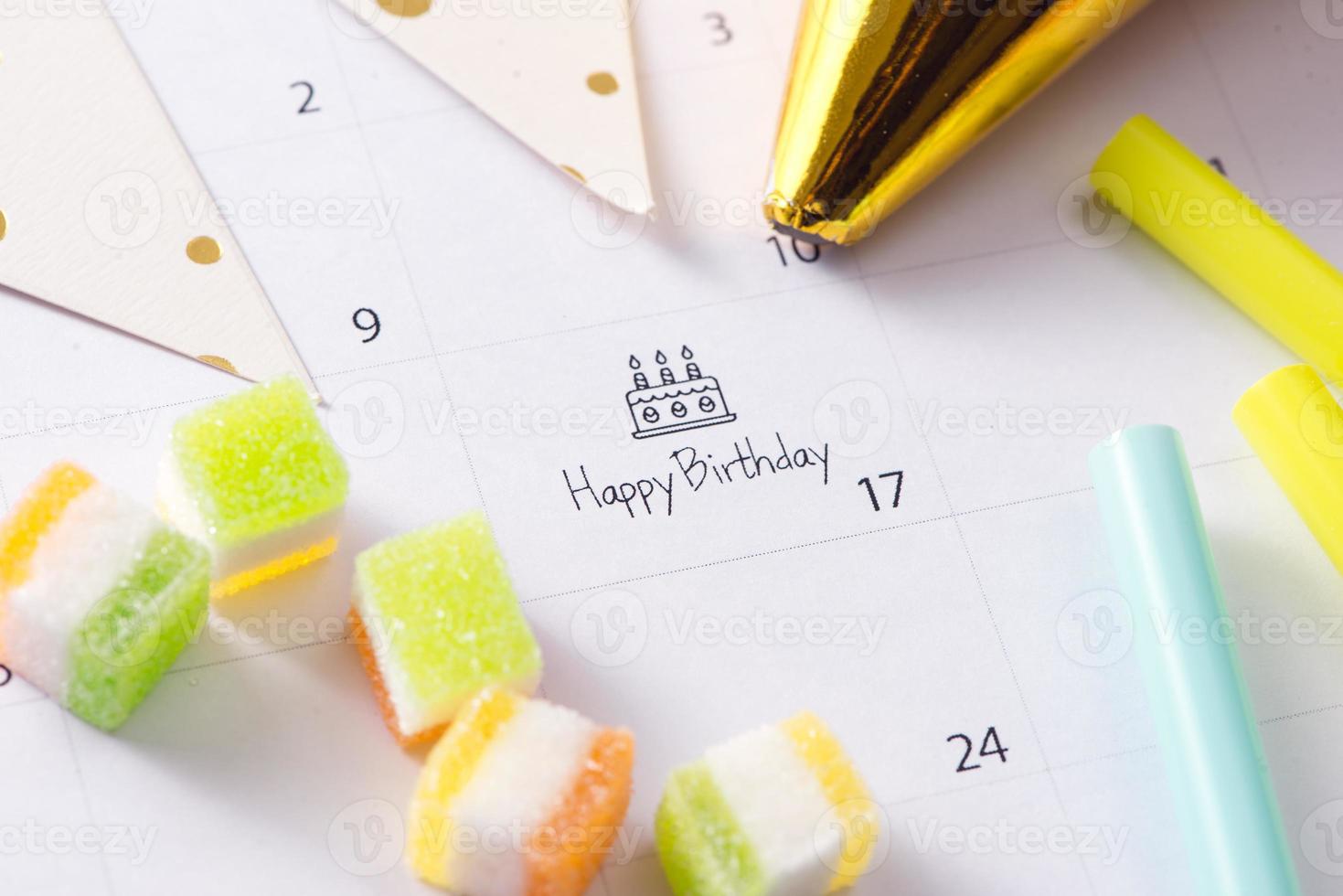 pastel de escritura en el calendario feliz cumpleaños foto