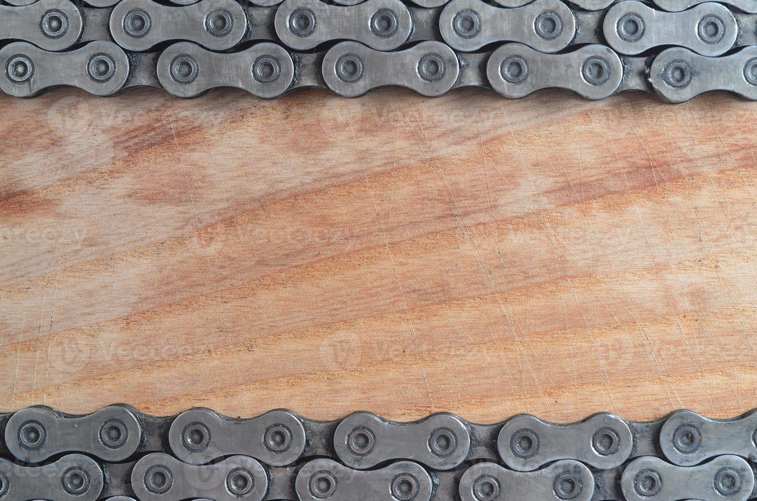 cadena sucia y aceitosa de una bicicleta de montaña sobre una mesa de madera en una tienda de bicicletas foto