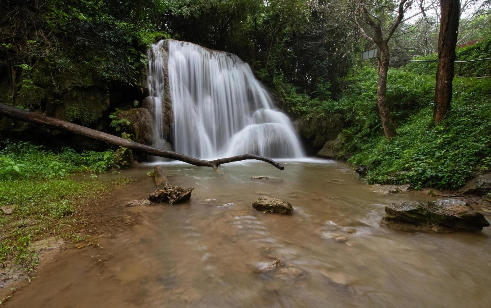 cascada que fluye del parque nacional phuphaman de tailandia para la idea de viaje edición de trabajo fotográfico foto