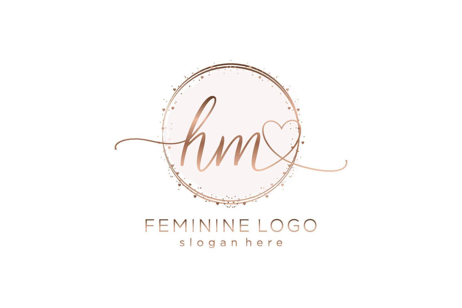 logotipo inicial de escritura a mano hm con plantilla de círculo logotipo vectorial de boda inicial, moda, floral y botánica con plantilla creativa. vector