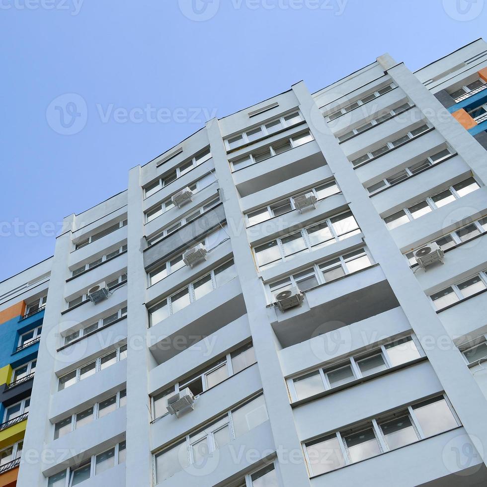 nuevo edificio residencial de varios pisos y cielo azul foto