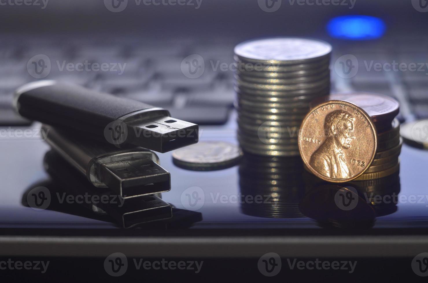 tarjetas de memoria y dinero en el teclado del portátil foto