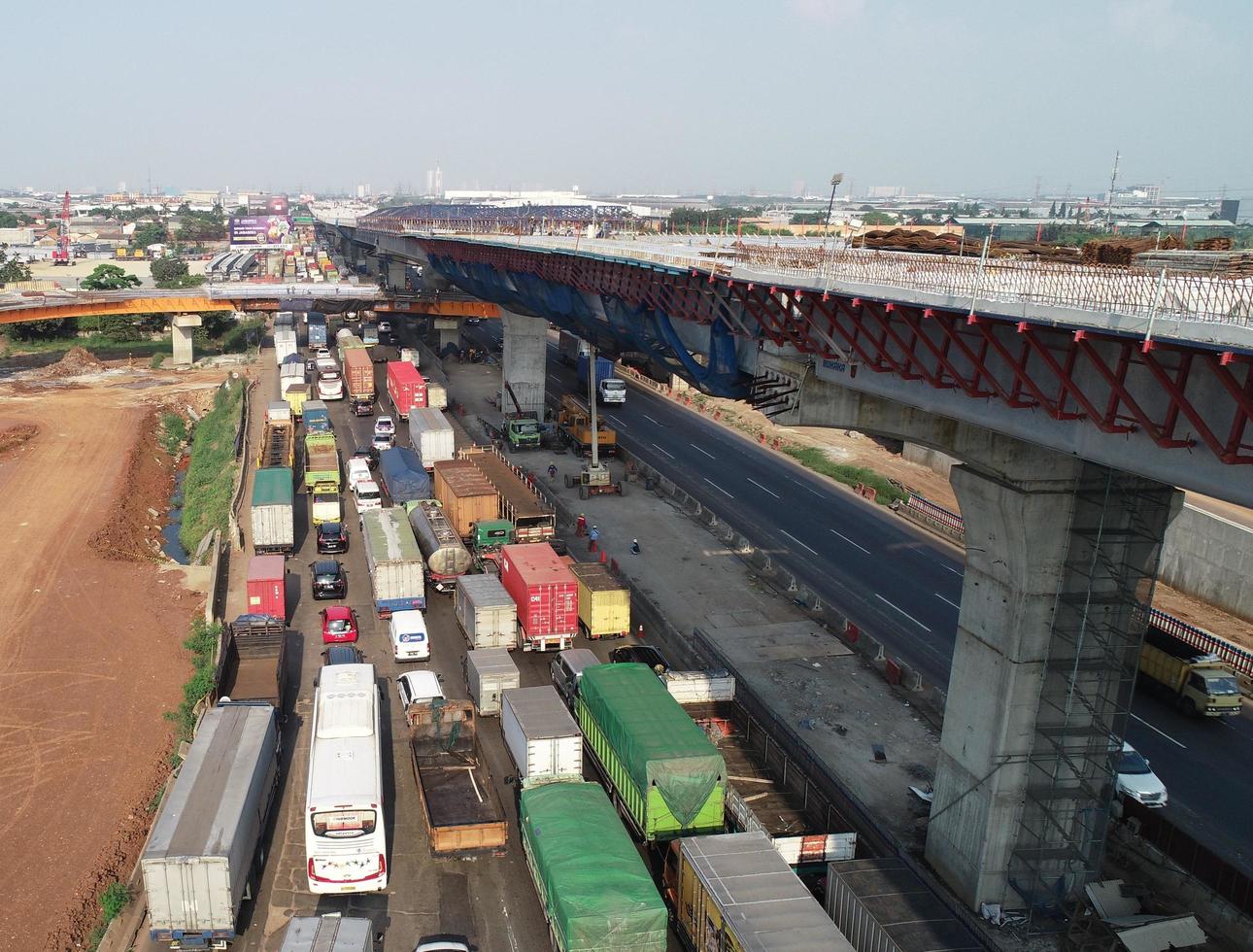 yakarta, indonesia en agosto de 2019. foto de vista superior de automóviles y camiones que están en un atasco en la carretera de peaje