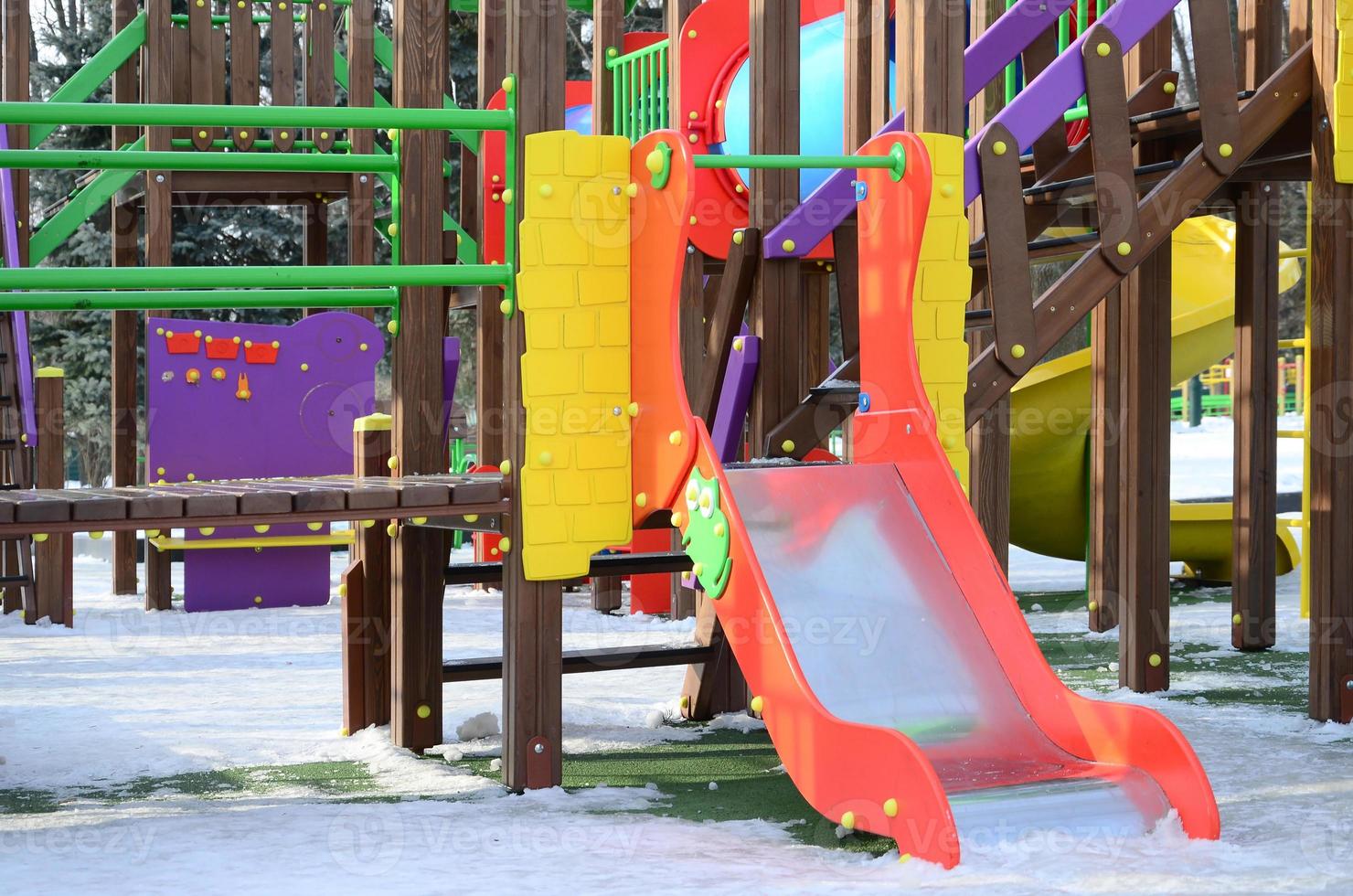 fragmento de un parque infantil de plástico y madera, pintado en diferentes colores foto