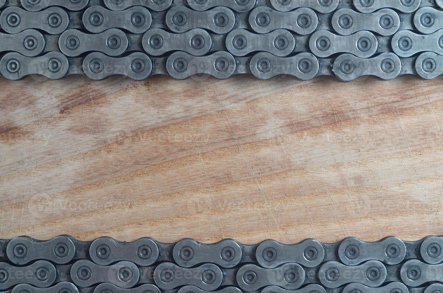 cadena sucia y aceitosa de una bicicleta de montaña sobre una mesa de madera en una tienda de bicicletas foto