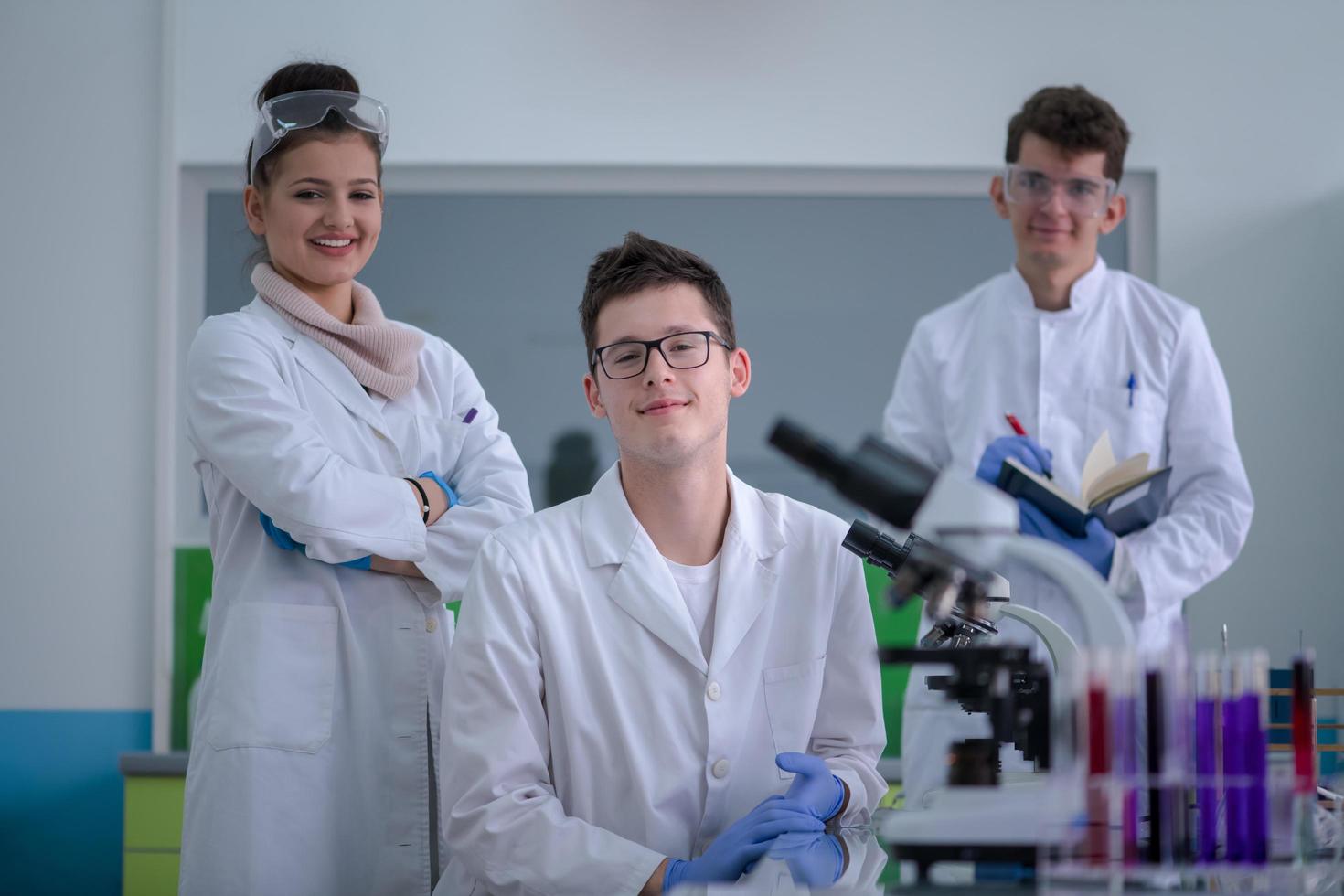 grupo de jóvenes estudiantes de medicina investigando foto