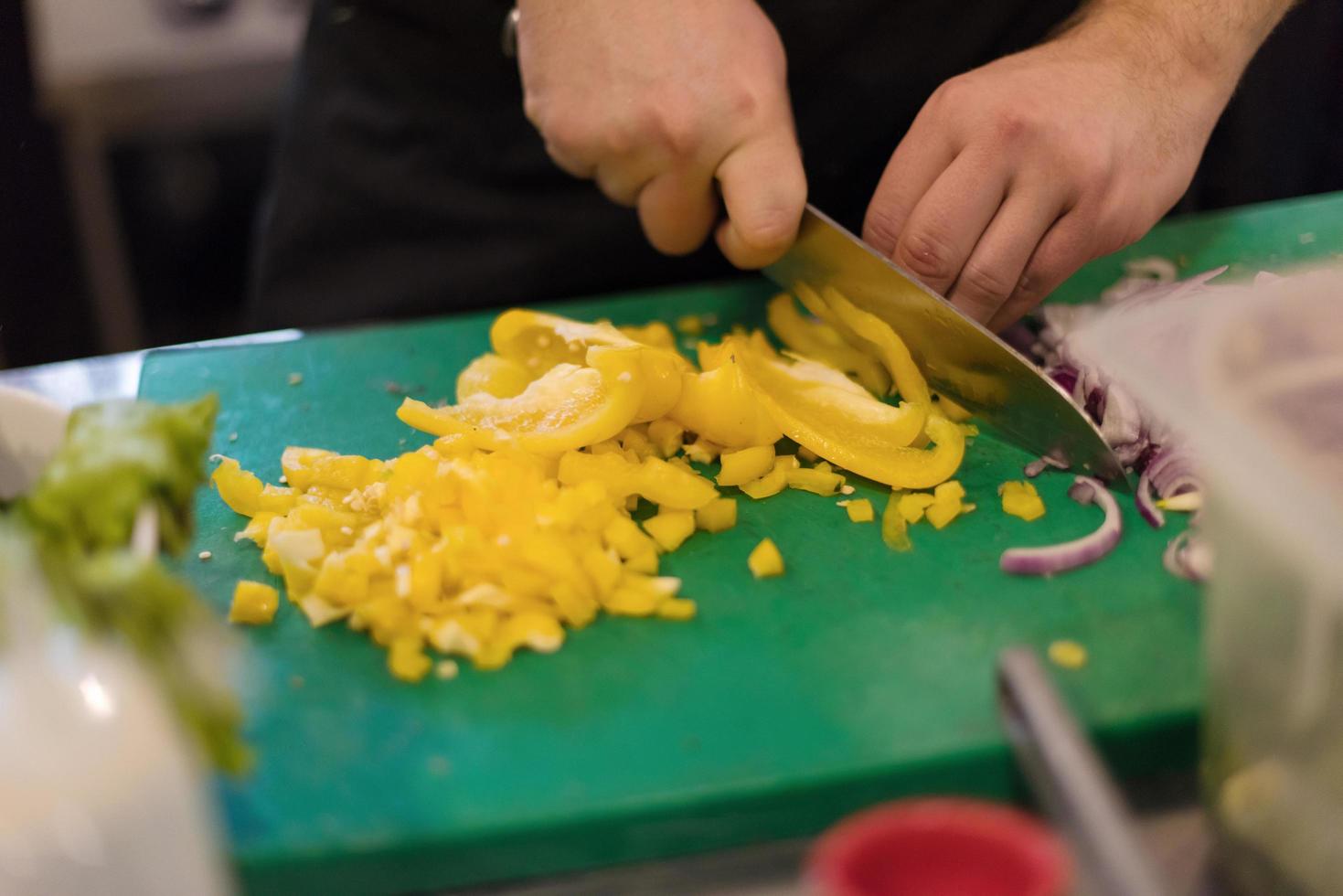 chef cortando verduras frescas y deliciosas foto