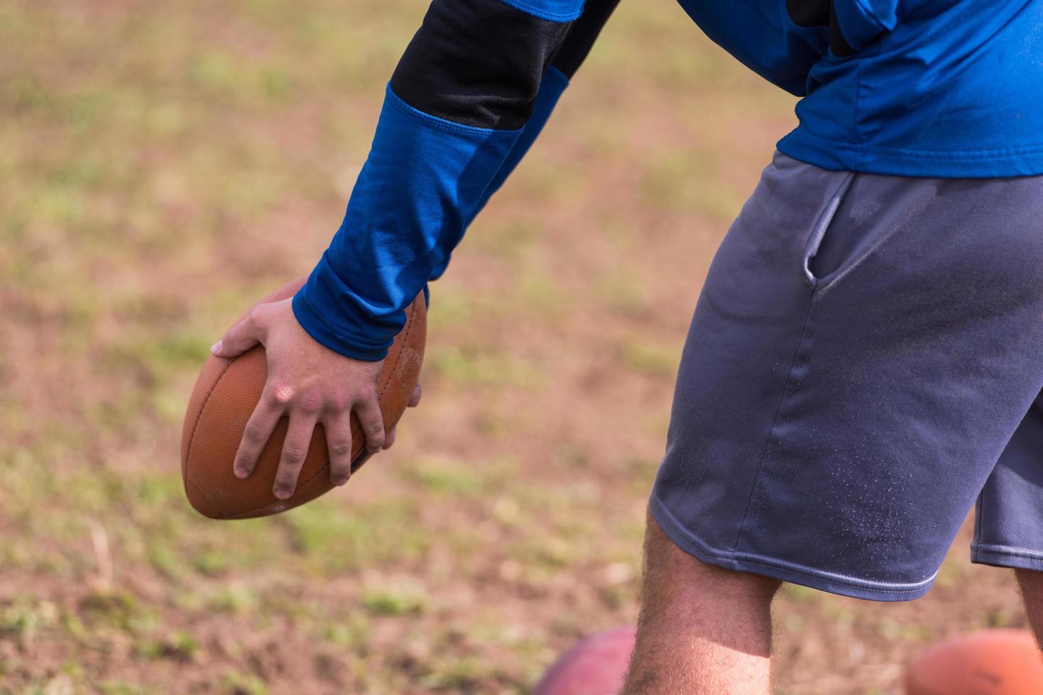 equipo de fútbol americano con entrenador en acción foto