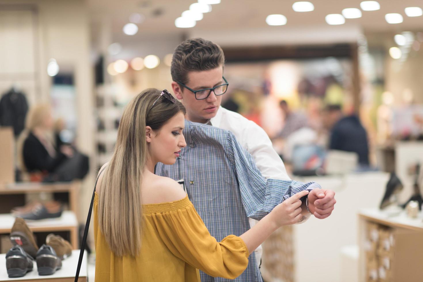 pareja en tienda de ropa foto