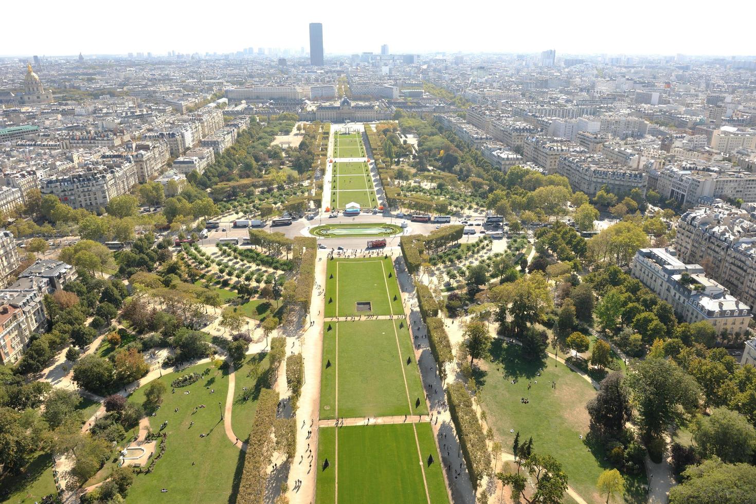 París, Francia, 2022 - Torre Eiffel en París en el día foto