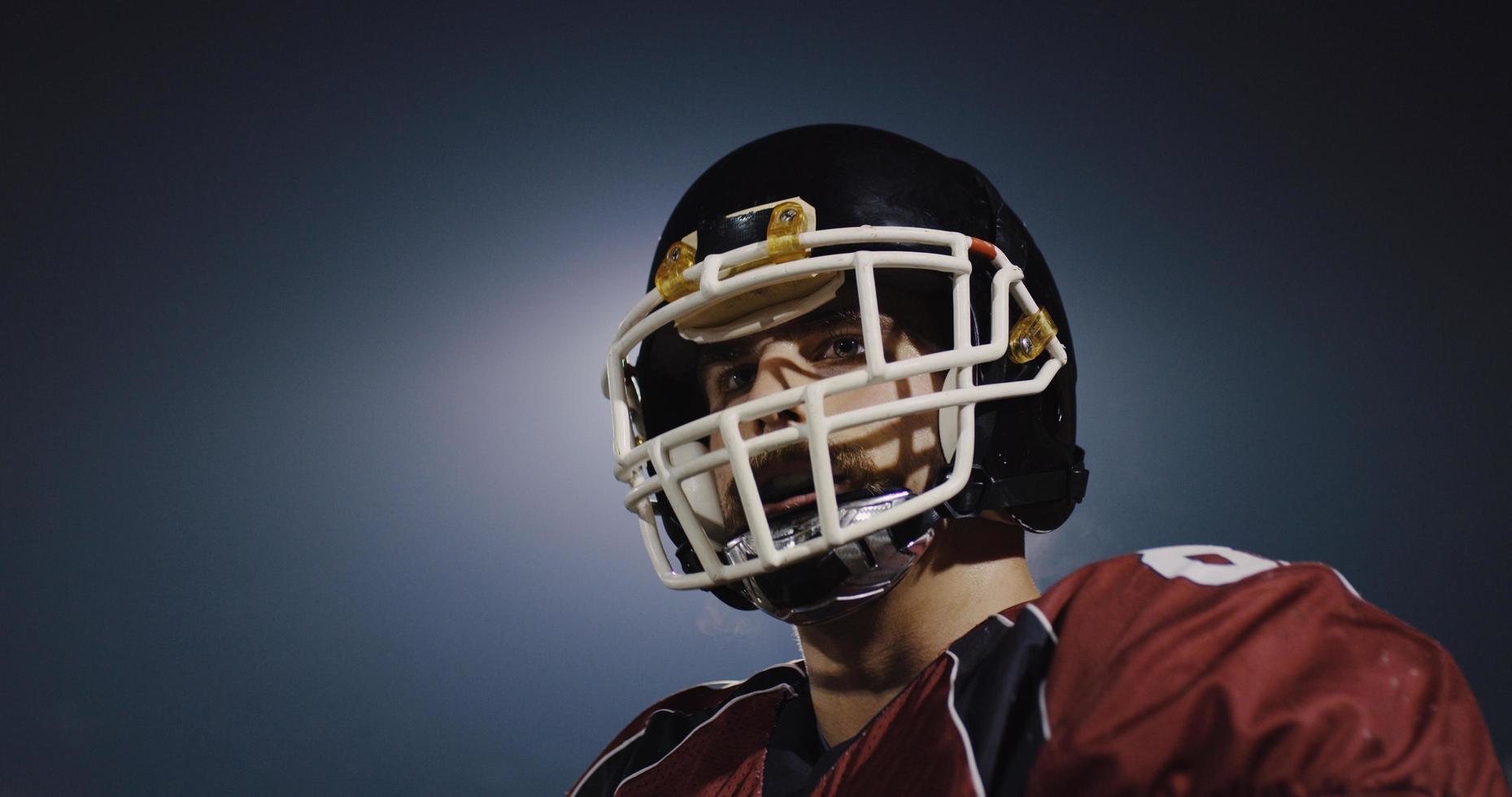 retrato de un joven jugador de fútbol americano confiado foto