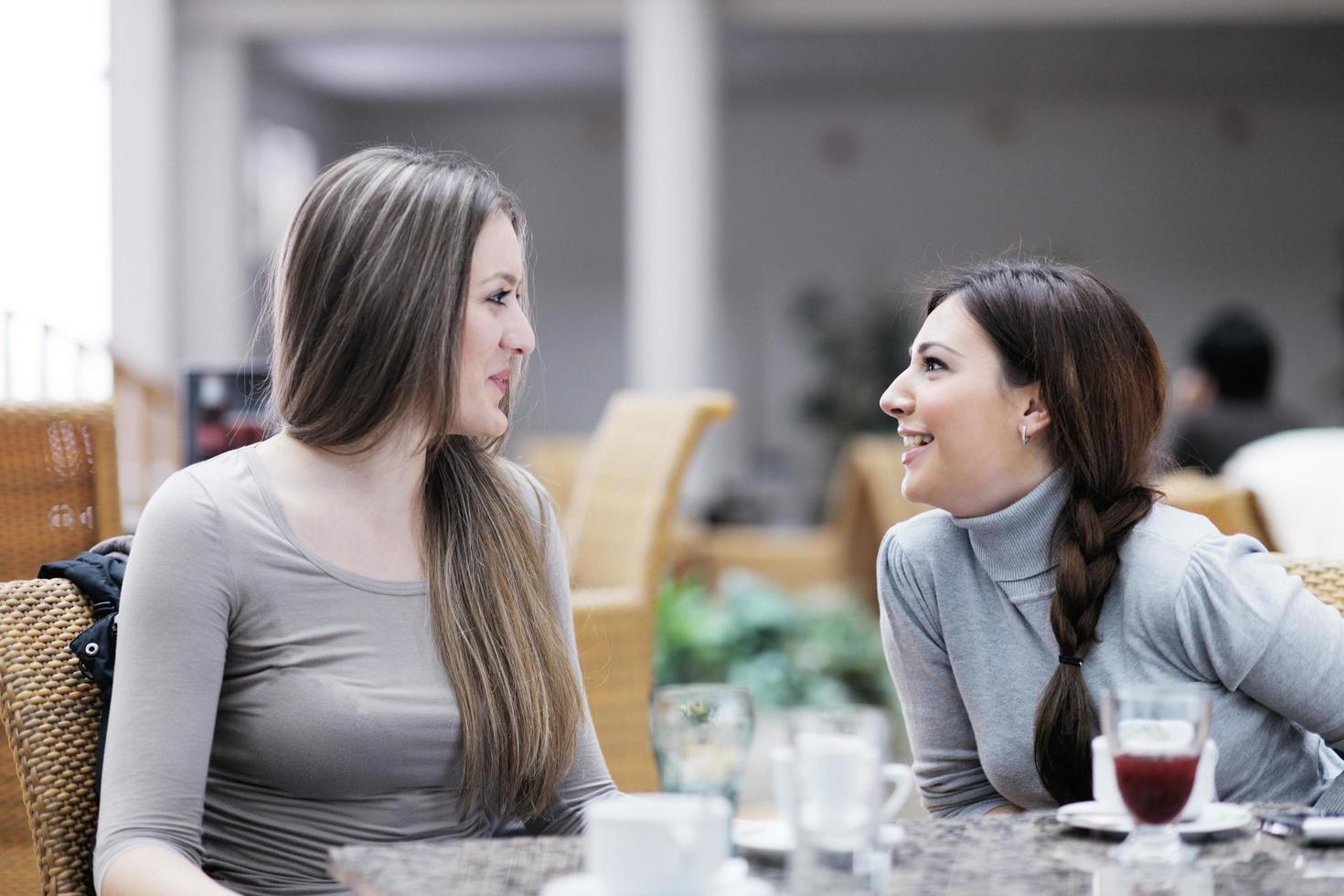 lindas mujeres sonrientes tomando un café foto