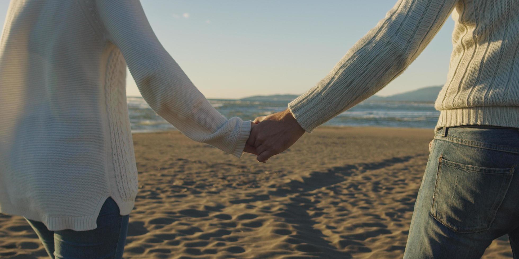 pareja romántica relajándose en la playa foto