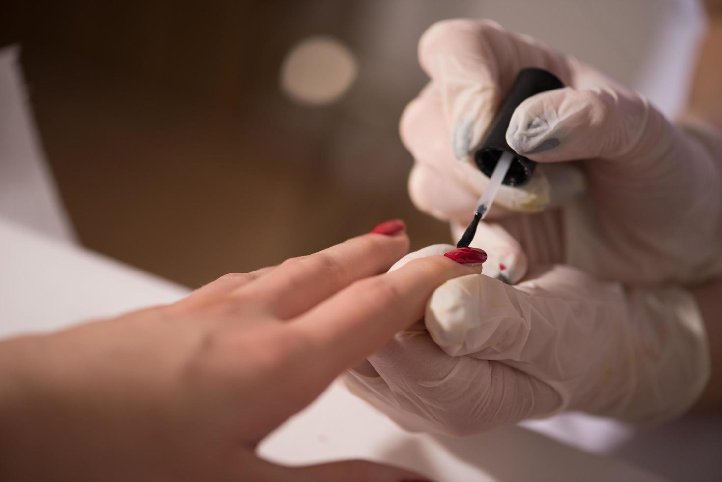 manos de mujer recibiendo una manicura foto