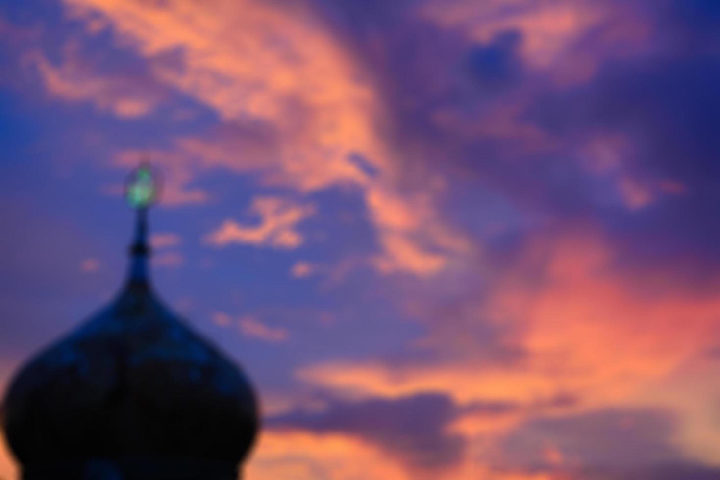 vista borrosa de la cúpula de la mezquita por la noche con cielo violeta. fondo borroso foto