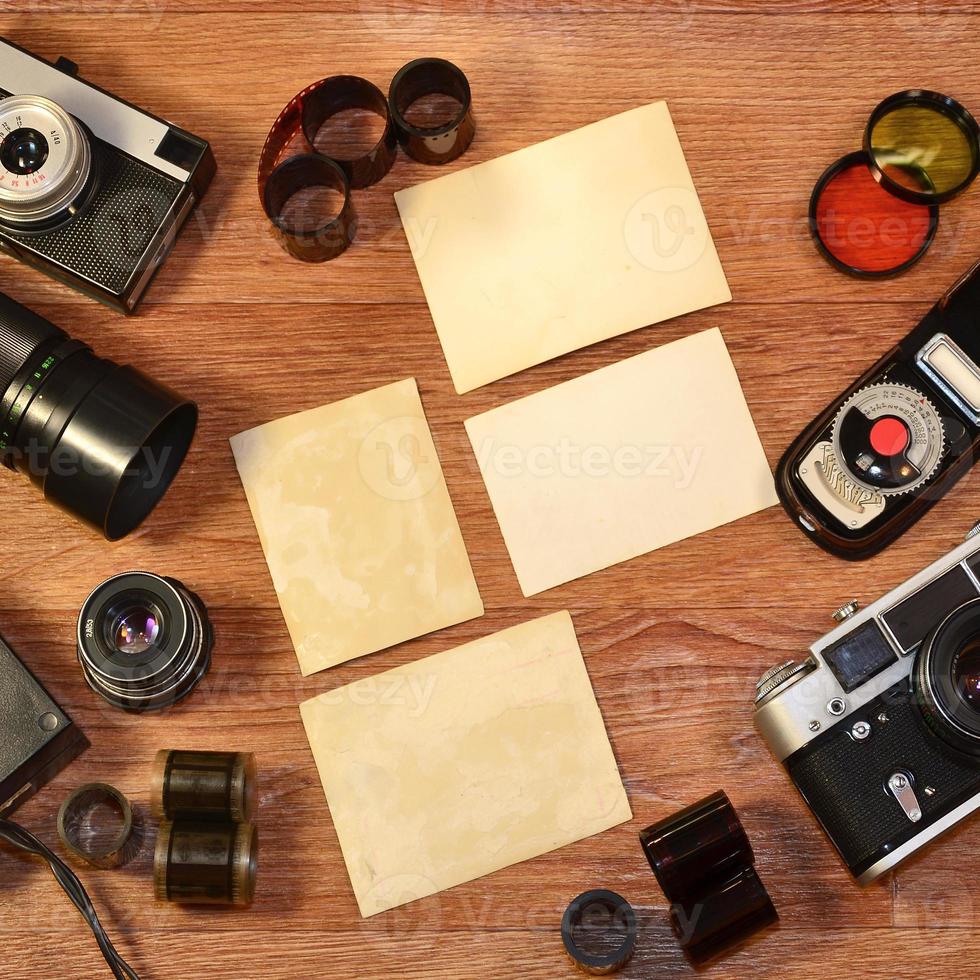 bodegón con equipo de fotografía antiguo foto